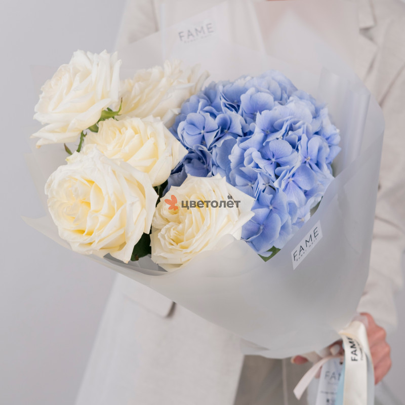 Букет с розами и гортензией